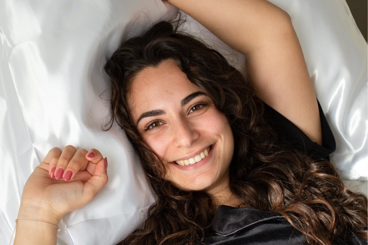 Dit is waarom een satijnen kussensloop goed is voor je huid en haar