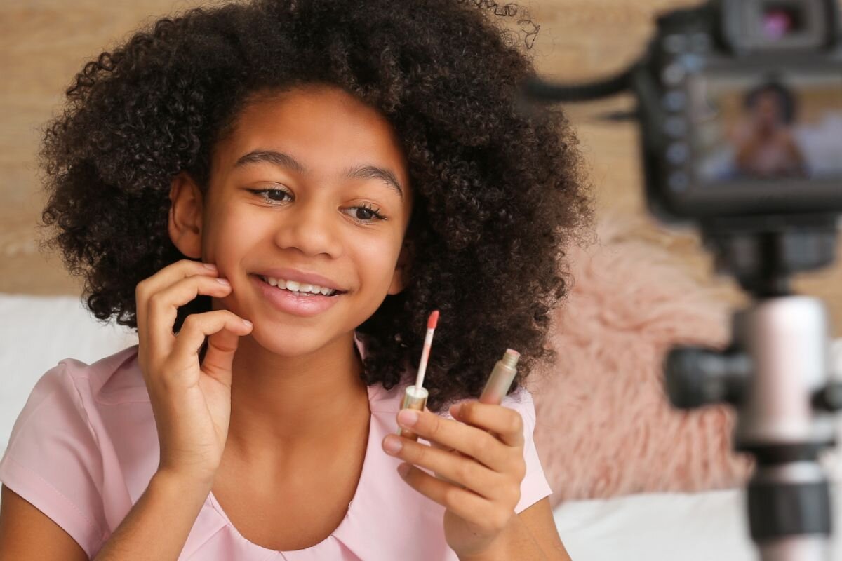 Zorgwekkende trend: het gevaar van huidverzorgingstrends voor kinderen op social media 